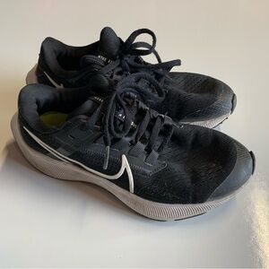 Black and White Athletic Sneakers unisex 3 youth